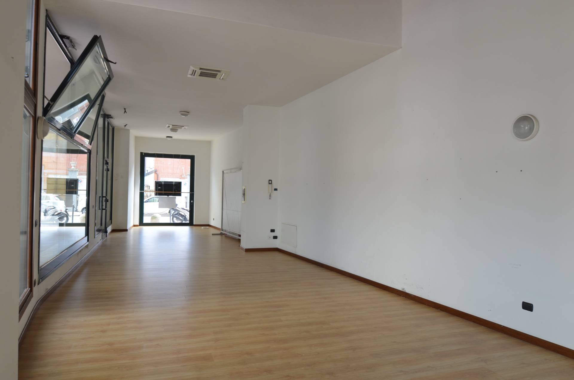 Fondo commerciale in vendita a Lecco (LC)