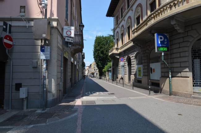 Fondo commerciale in affitto a Centro, Lecco (LC)