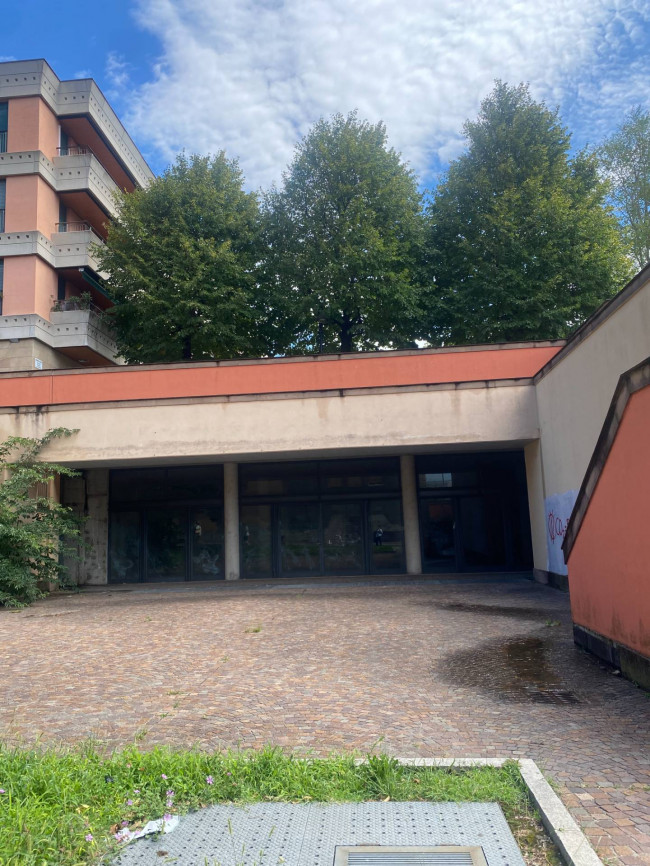 Locale commerciale in affitto a Lecco