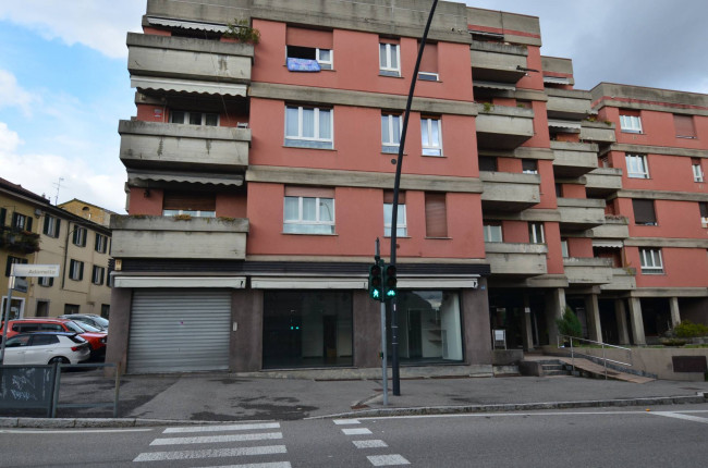 Locale commerciale in affitto a Lecco