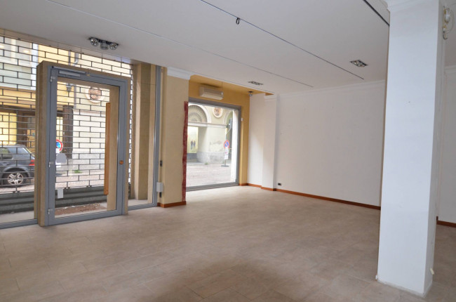 Locale commerciale in affitto a Lecco