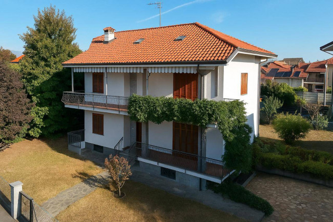 Villa Bifamiliare in Vendita a Cavour