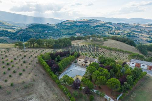 Casale in vendita a Camporotondo di Fiastrone