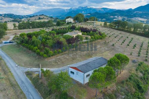 Casale in vendita a Camporotondo di Fiastrone