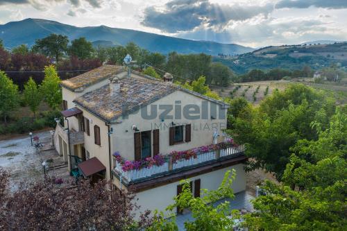 Casale in vendita a Camporotondo di Fiastrone