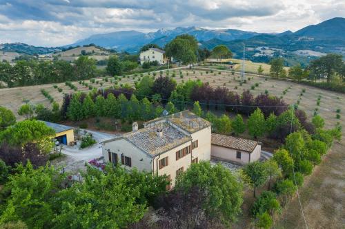 Casale in vendita a Camporotondo di Fiastrone