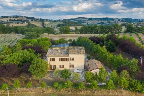 Casale in vendita a Camporotondo di Fiastrone