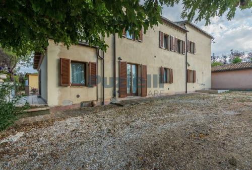 Casale in vendita a Camporotondo di Fiastrone