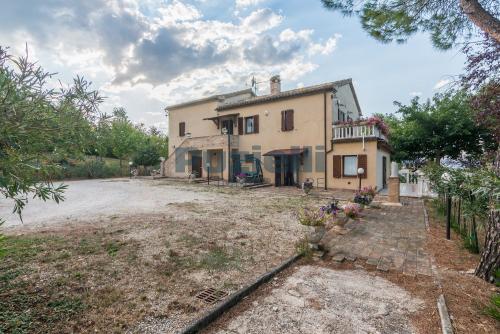  for sale in Camporotondo di Fiastrone