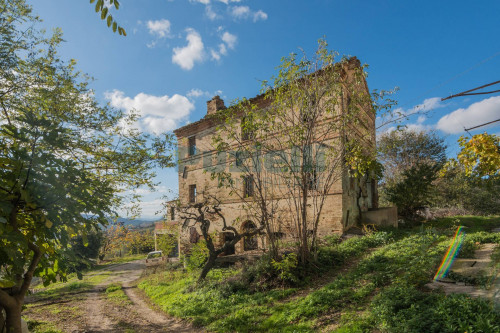 Casale in vendita a Carassai