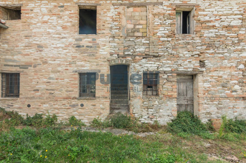 Rustico in vendita a San Severino Marche