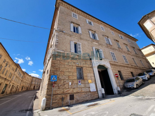 Locale commerciale in affitto a Fermo