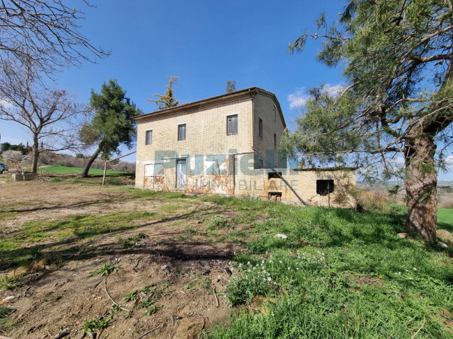  for sale in Santa Vittoria in Matenano