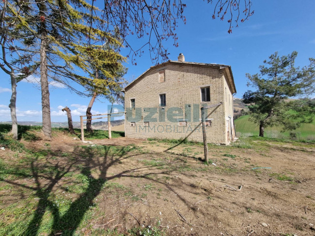 Casale in vendita a Santa Vittoria in Matenano