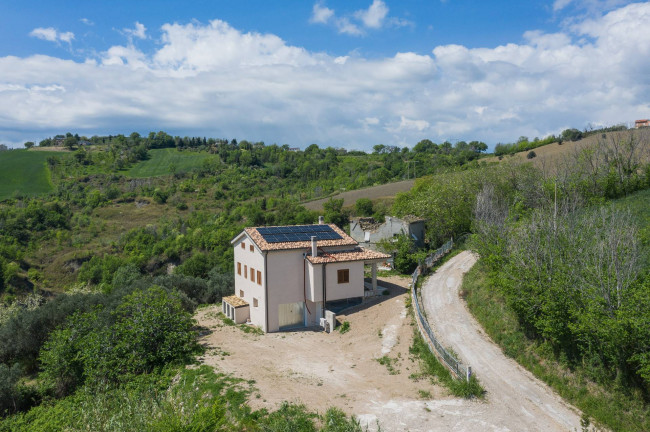 Casa indipendente in vendita a Sant'Angelo in Pontano