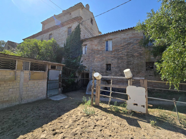 Locale commerciale in vendita a Fermo