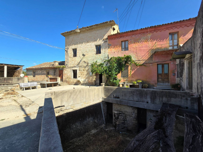 Locale commerciale in vendita a Fermo