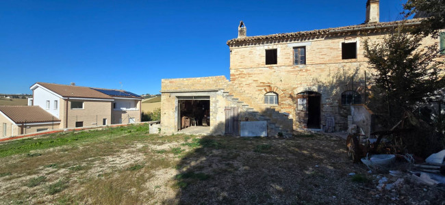 Rustico in vendita a Fermo