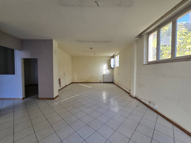 Locale commerciale in vendita a Fermo