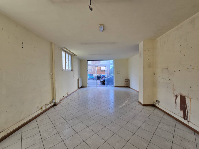 Locale commerciale in vendita a Fermo