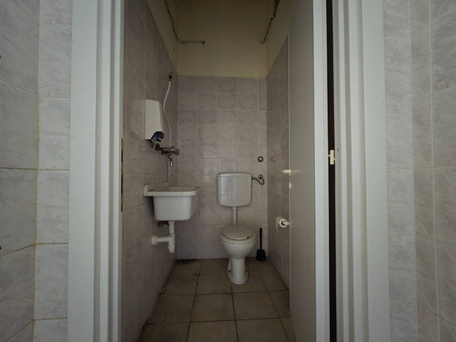 Locale commerciale in vendita a Fermo