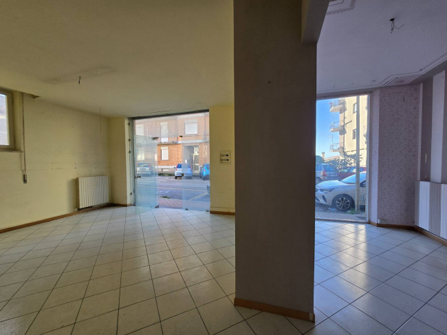 Locale commerciale in vendita a Fermo