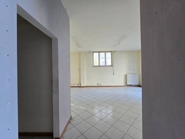 Locale commerciale in vendita a Fermo