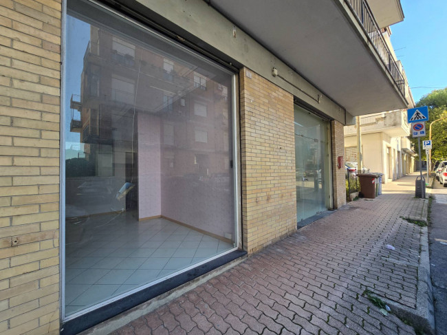 Locale commerciale in vendita a Fermo