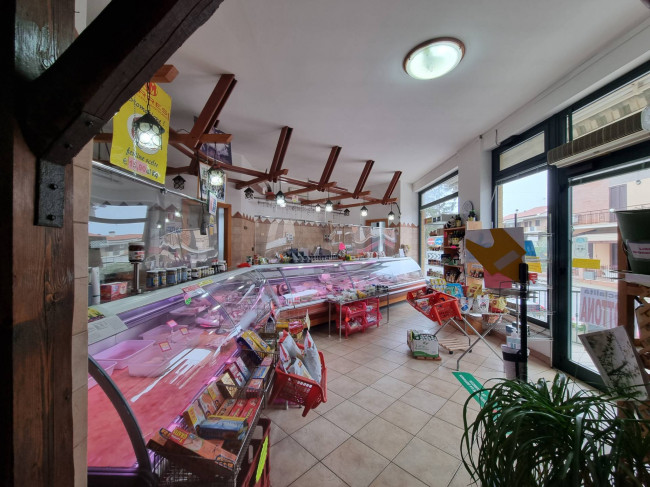 Locale commerciale in affitto a Fermo