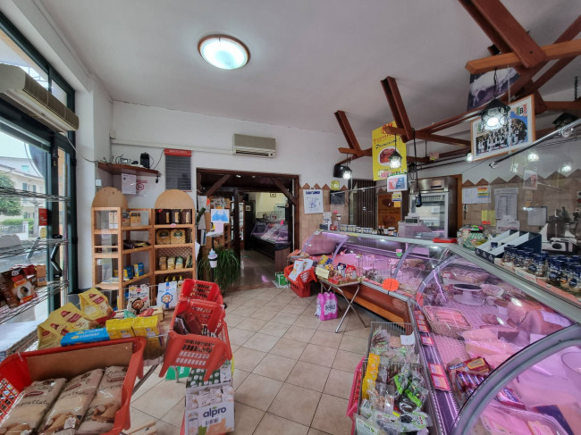 Locale commerciale in affitto a Fermo