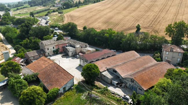 Locale commerciale in vendita a Fermo