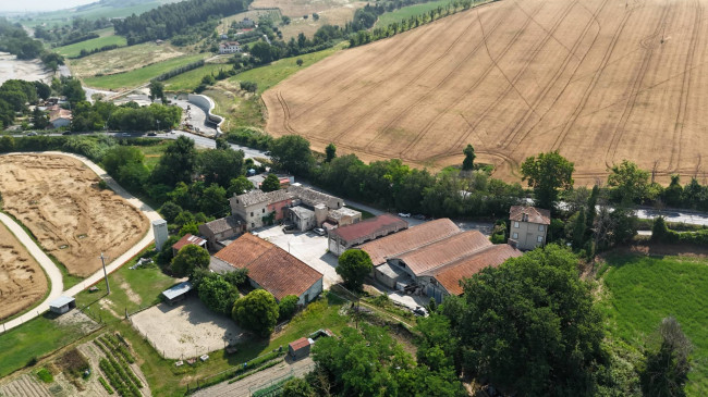 Locale commerciale in vendita a Fermo