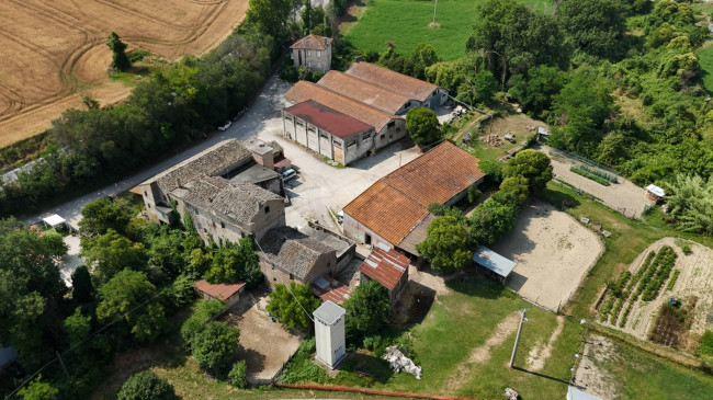 Locale commerciale in vendita a Fermo