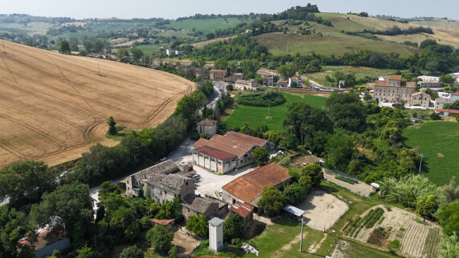 Locale commerciale in vendita a Fermo