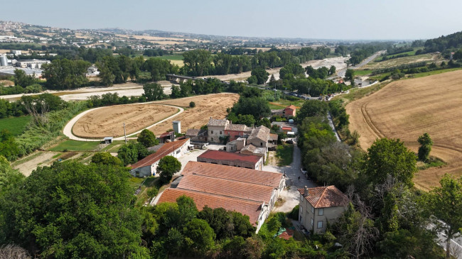 Locale commerciale in vendita a Fermo