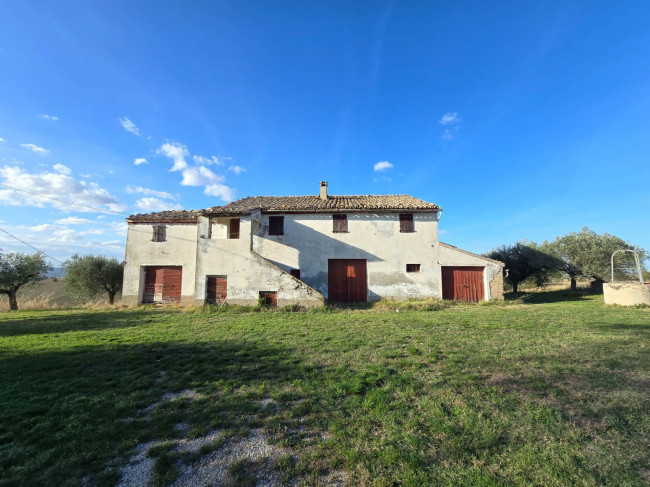 Rustico in vendita a Montelupone