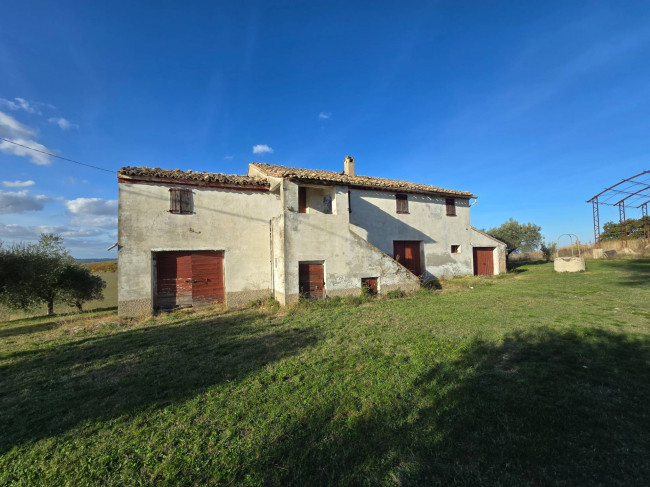 Rustico in vendita a Montelupone