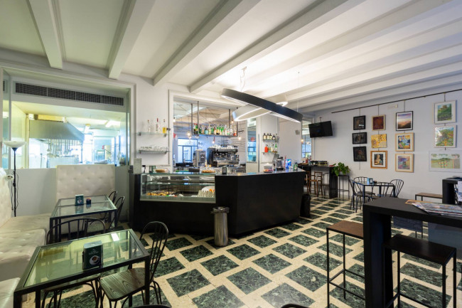 Locale commerciale in vendita a Fermo