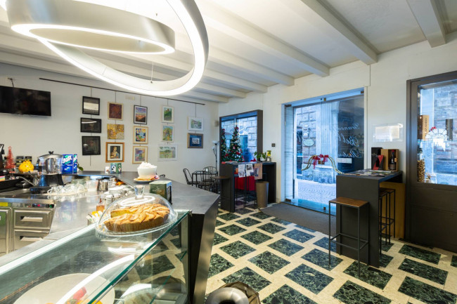 Locale commerciale in vendita a Fermo