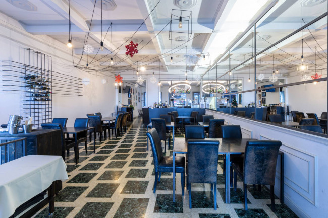 Locale commerciale in vendita a Fermo