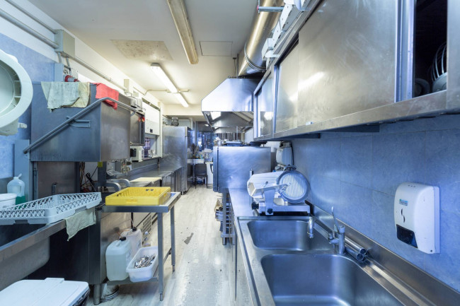 Locale commerciale in vendita a Fermo