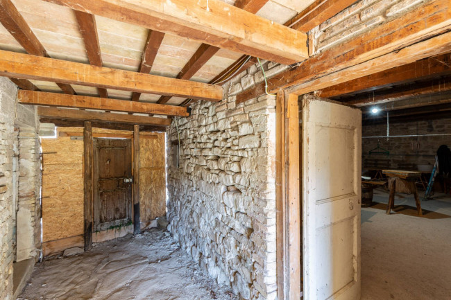 Casale in vendita a Valfornace