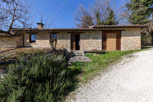 Casale in vendita a Valfornace