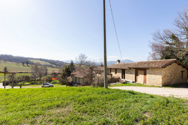 Casale in vendita a Valfornace