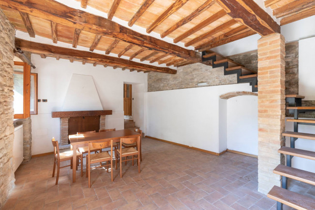Casa indipendente in vendita a Valfornace