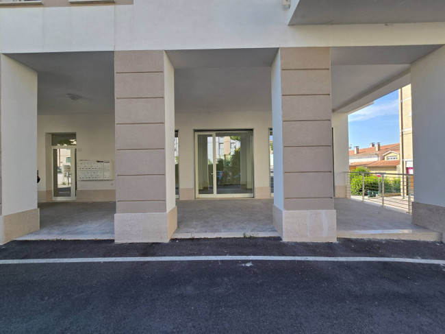 Locale commerciale in vendita a Fermo