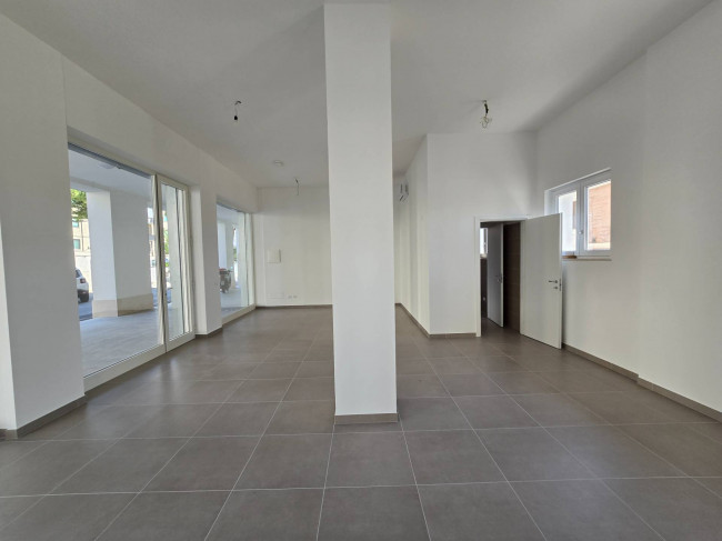 Locale commerciale in vendita a Fermo