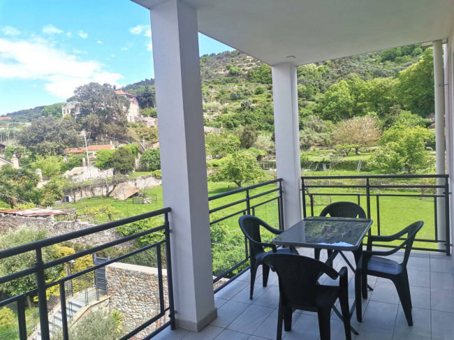 Appartamento con box auto in affitto a Finale Ligure