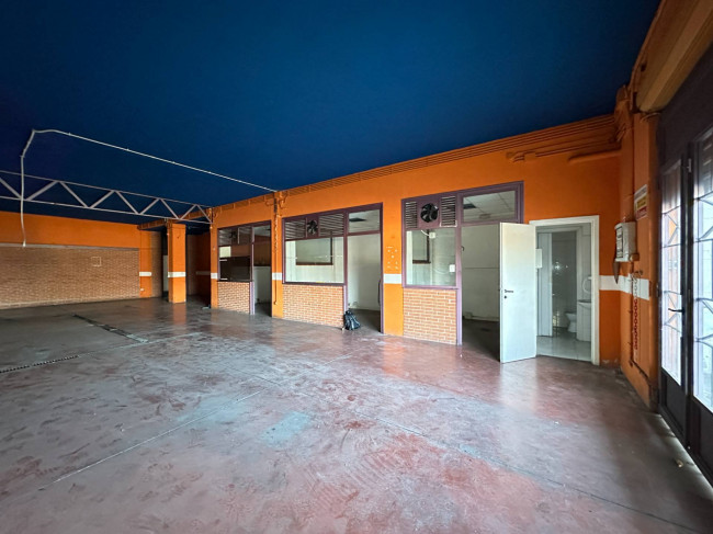 Locale commerciale in Vendita