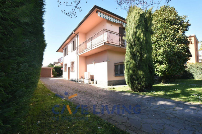 Villa in vendita a Rosate